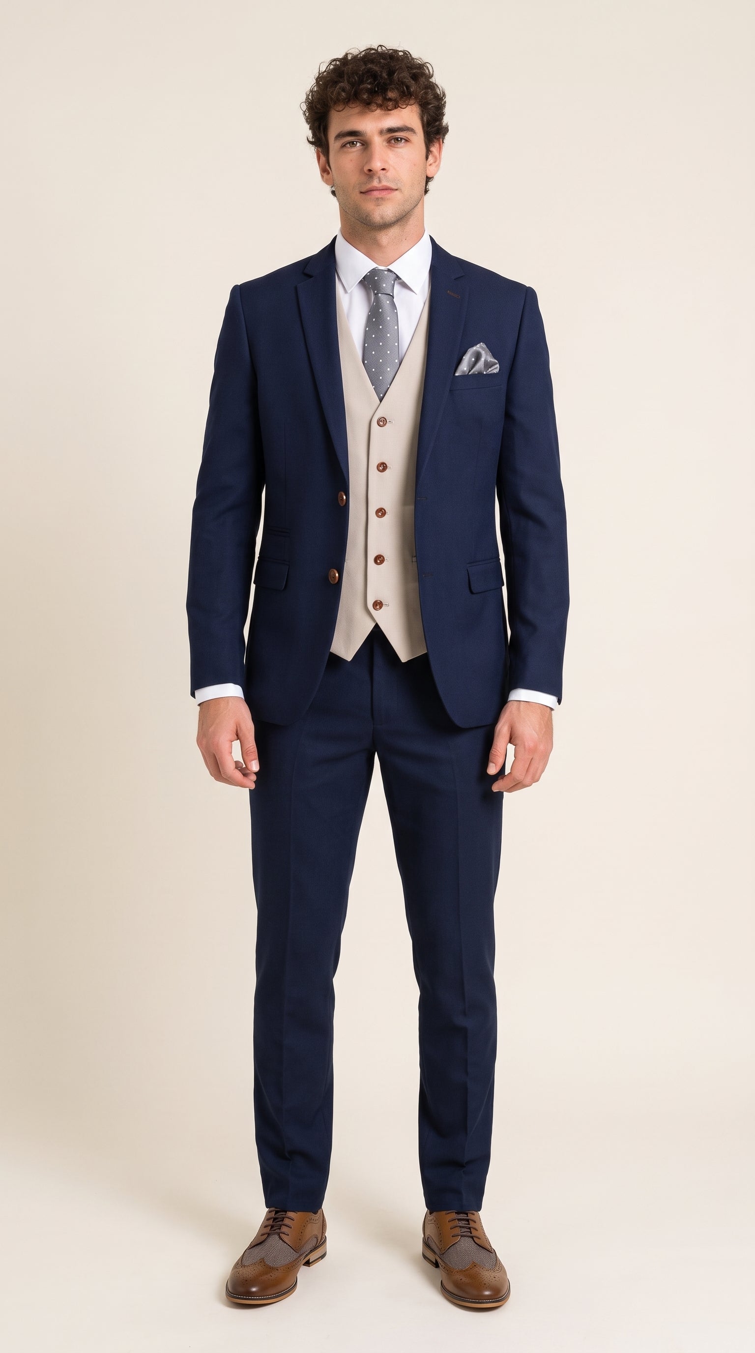 Look #395 styled with Mayfair - vīriešu trīsdaļīgs tumši zils uzvalks ar krēmkrāsas vesti