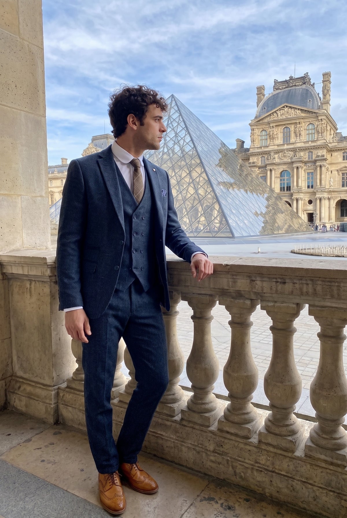 Look #380 styled with Vīriešu trīsdaļīgs tumši zils uzvalks ar divrindu vesti