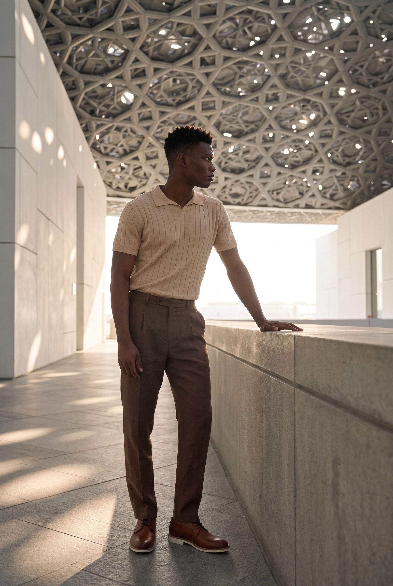 Look #891 styled with Vīriešu bēšs rievota adījuma polo krekls