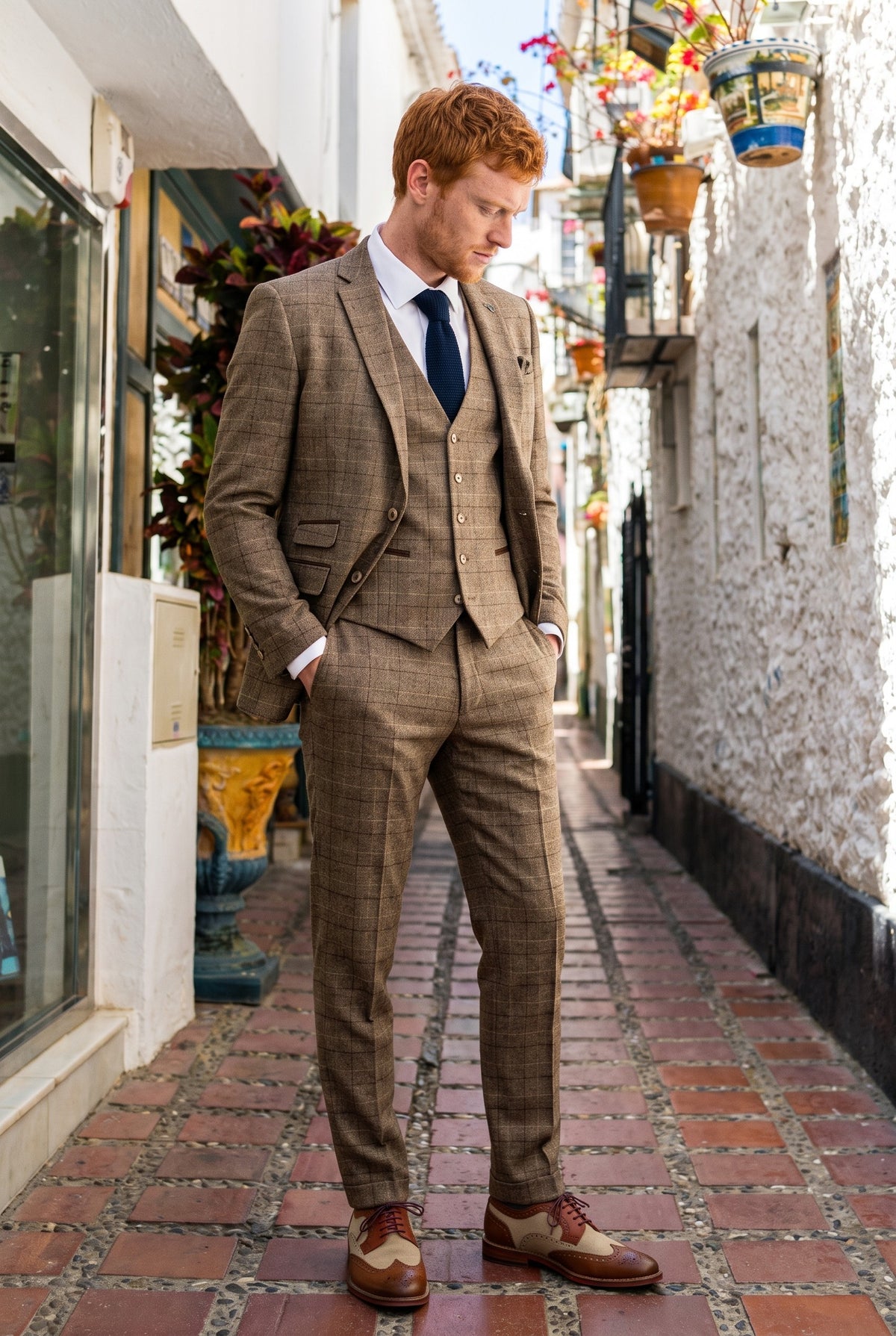 Look #573 styled with Liam - vīriešu trīsdaļīgs brūns rūtainais uzvalks