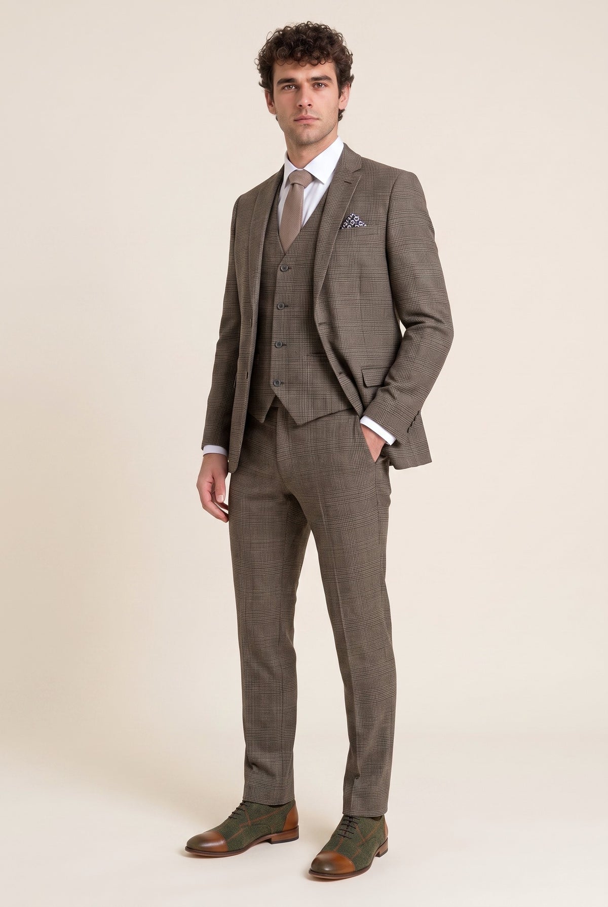 Look #603 styled with Vīriešu gaiši brūns klasisks rūtains, pieguļošs, trīsdaļīgs uzvalks