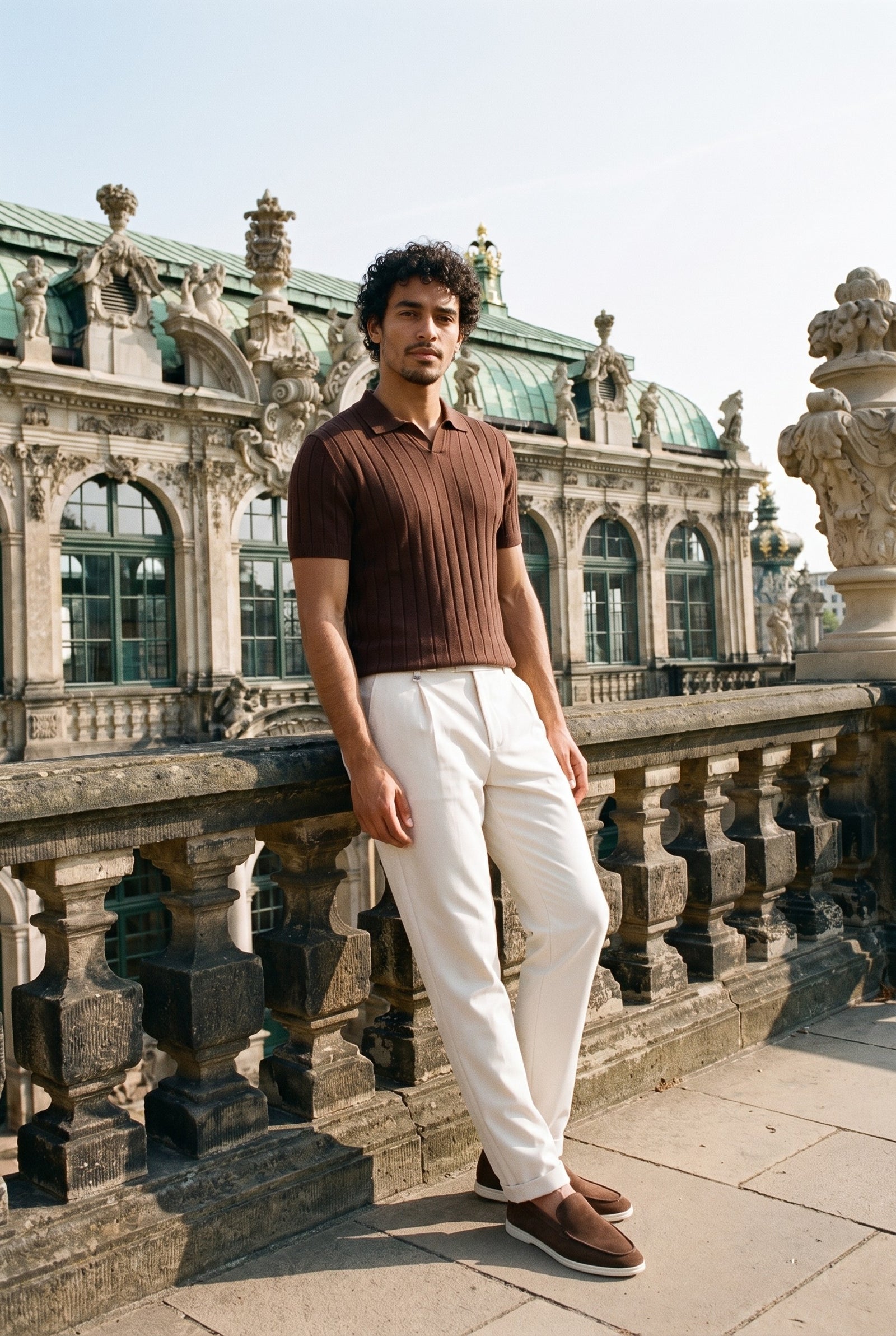 Look #1027 styled with Vīriešu brūns rievota adījuma polo krekls