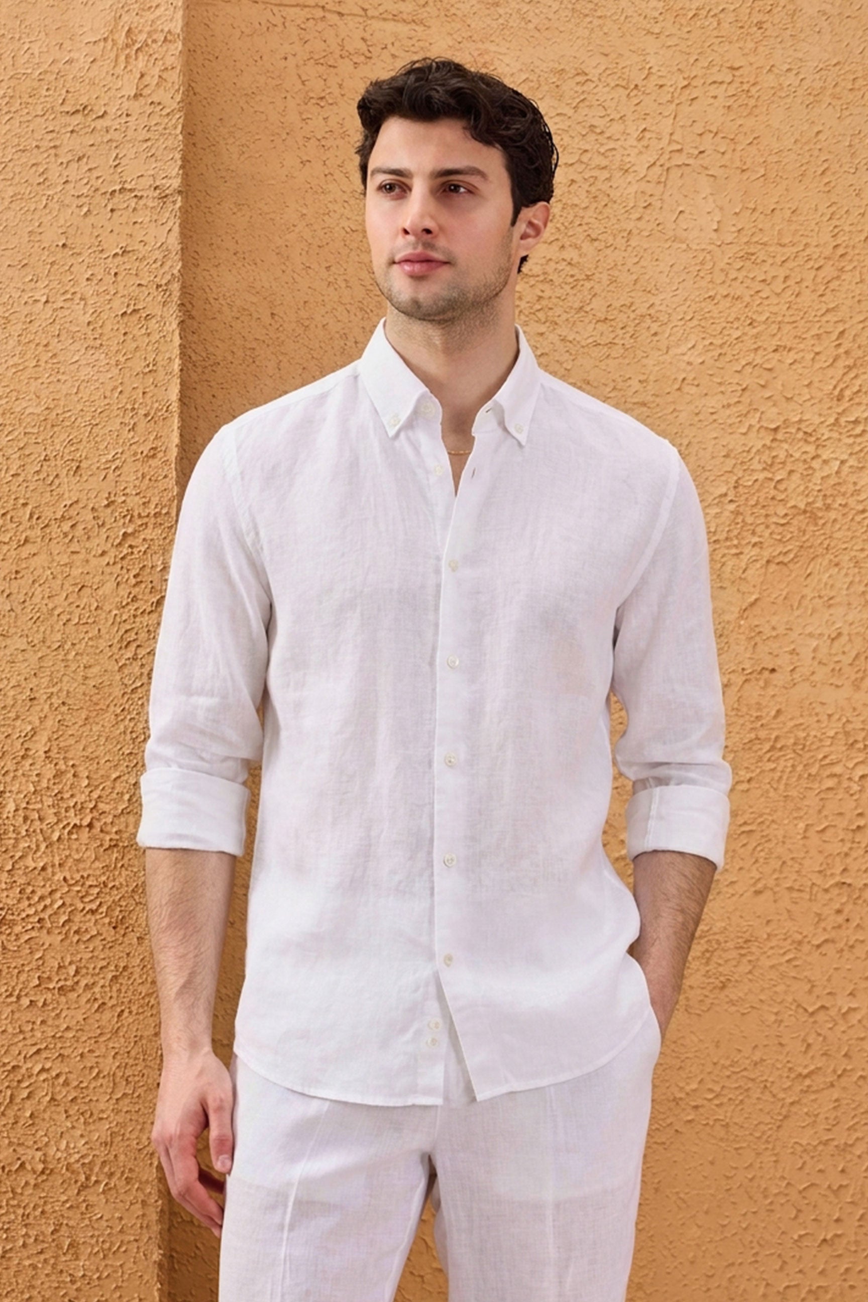 Vīriešu balts tīra lina krekls ar garām piedurknēm un pogām vasaras krekls