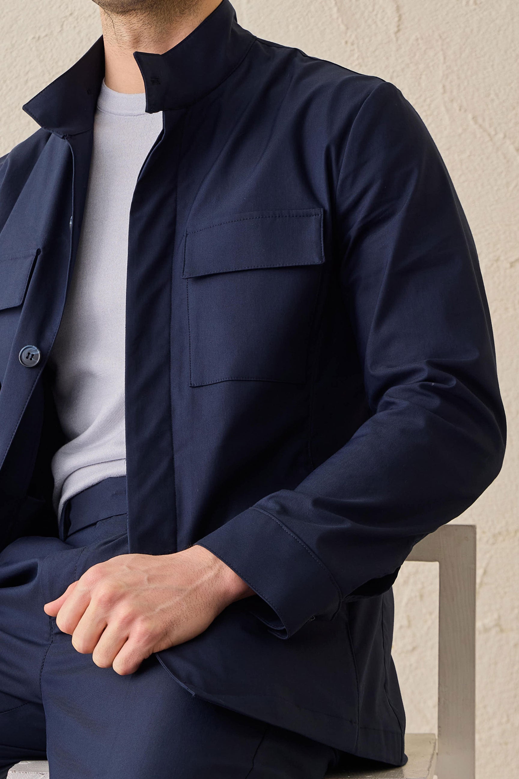 Vīriešu tumši zila, viegla kokvilnas maisījuma jaka ar elegantu ikdienas jaku