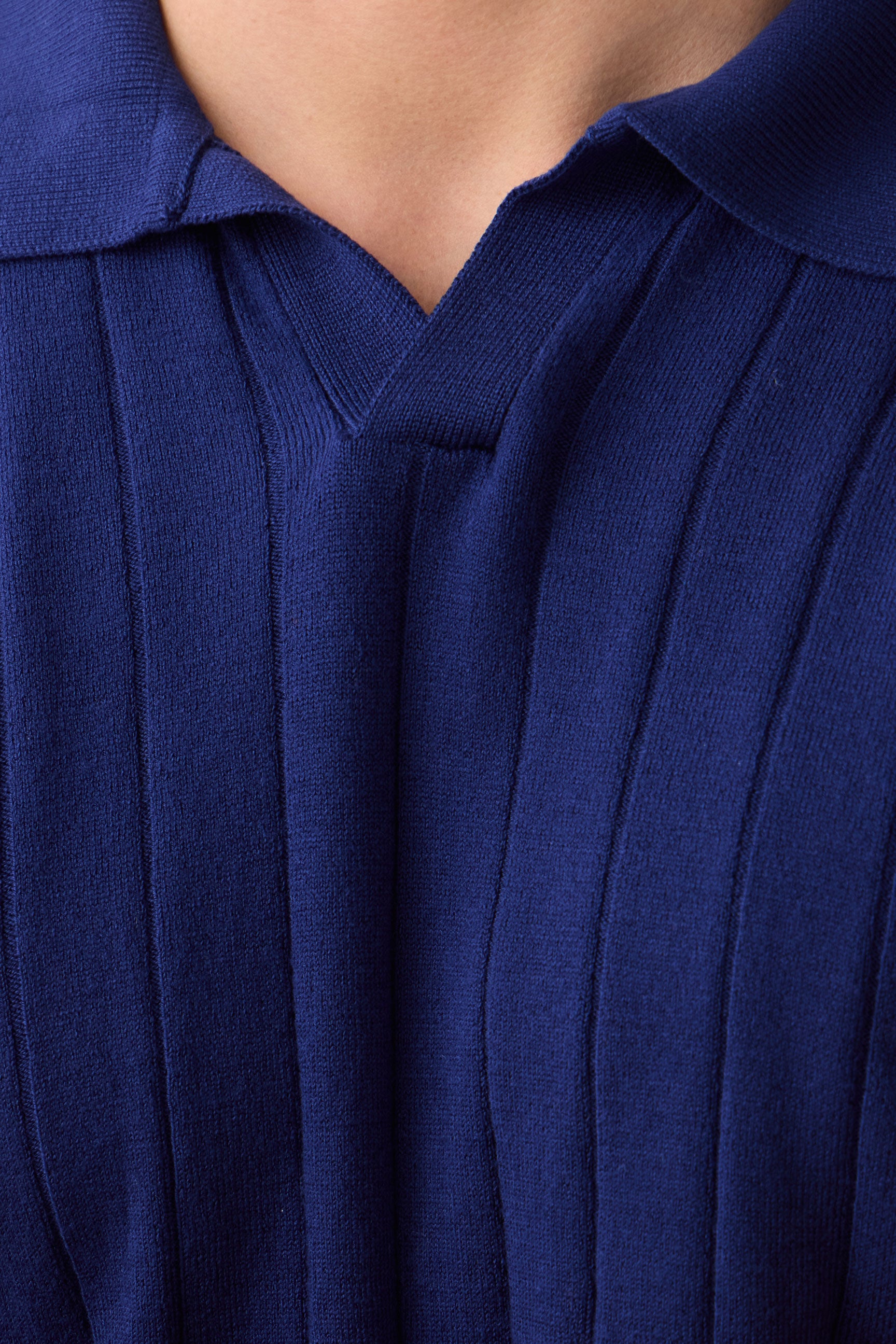 Vīriešu tumši zils rievota adījuma polo krekls
