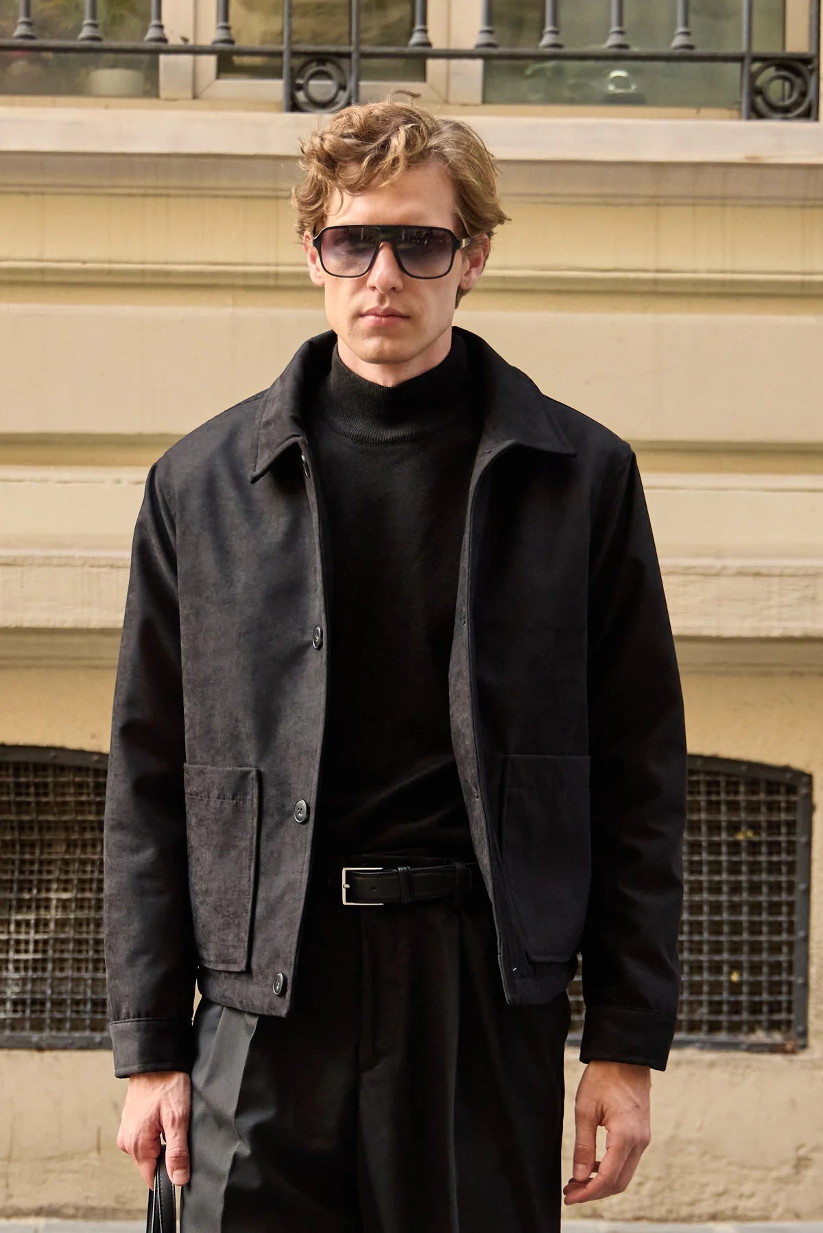 Vīriešu melna zamšādas jaka ar stepētu oderi un mētelis ar pogām