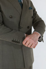 Kurts - vīriešu divdaļīgs salvijas zaļas krāsas uzvalks ar dubultrindu