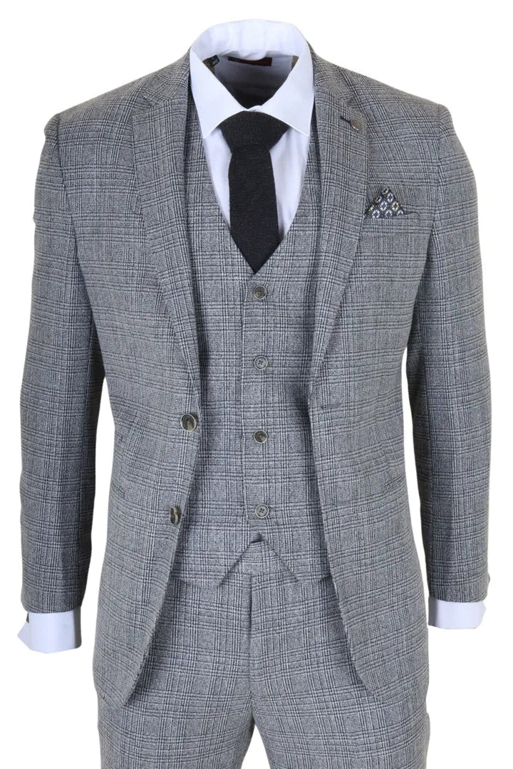 Pelēks rūtains uzvalks ar baltu kreklu, melnu kaklasaiti un kabatas lakatiņu uz balta fona